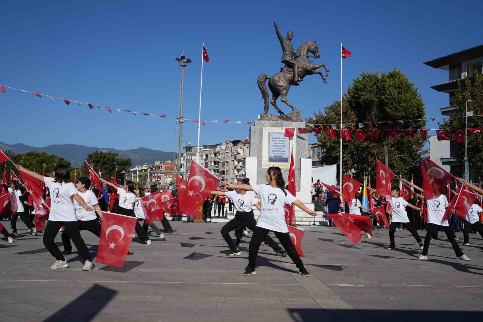 Cumhuriyetin 101. Yılı Edremit’te coşkuyla kutlandı
