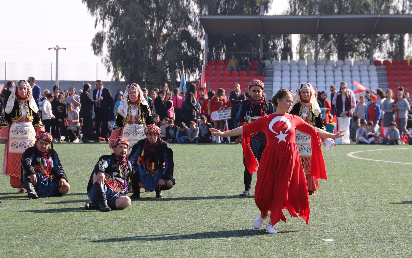 Güvercinler cumhuriyet için havalandı
