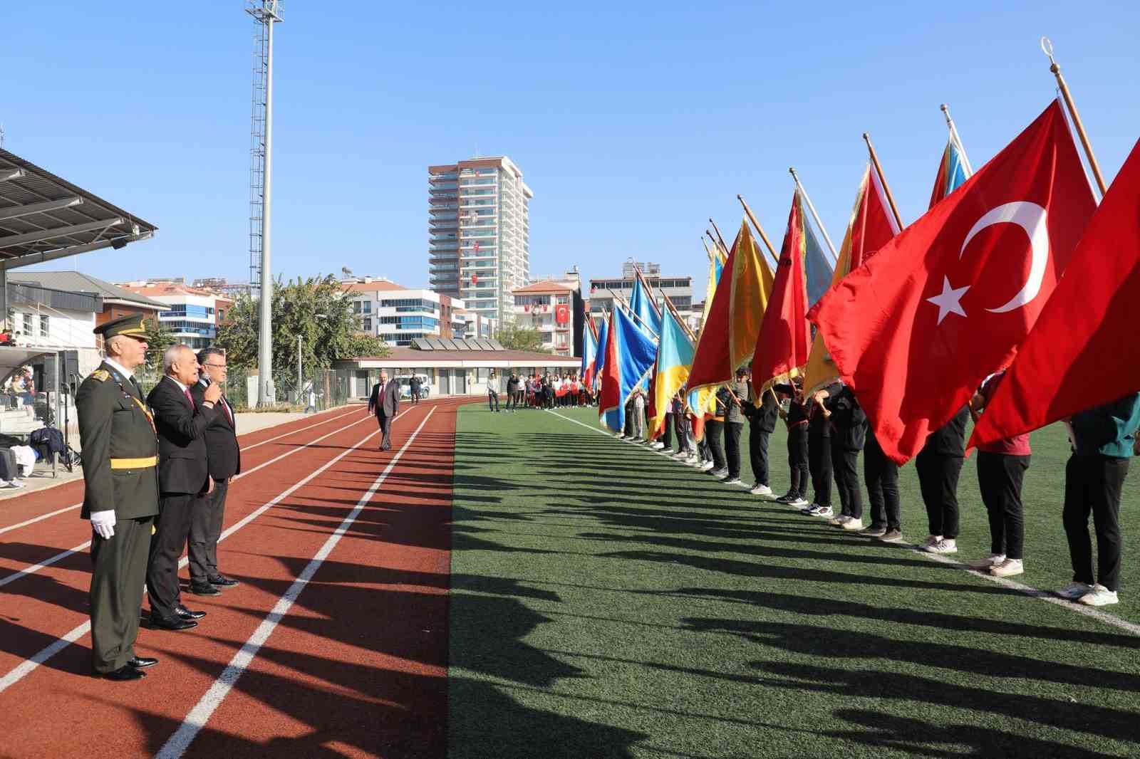 Güvercinler cumhuriyet için havalandı
