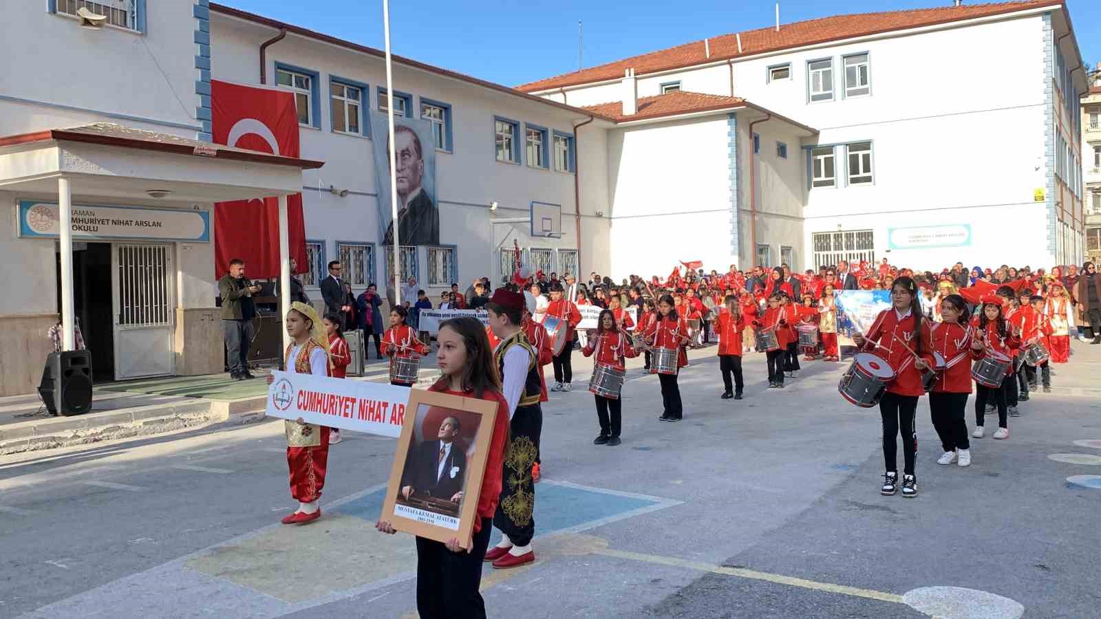 Karaman’da ilkokul öğrencilerinin bando gösterisi büyük beğeni topladı
