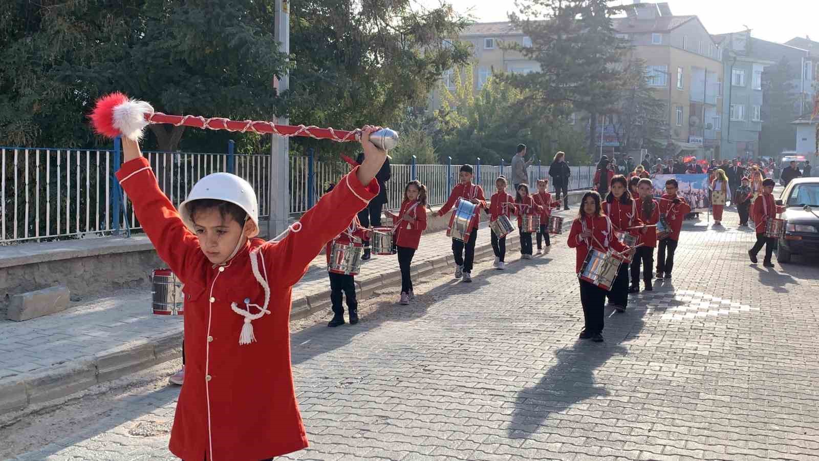 Karaman’da ilkokul öğrencilerinin bando gösterisi büyük beğeni topladı
