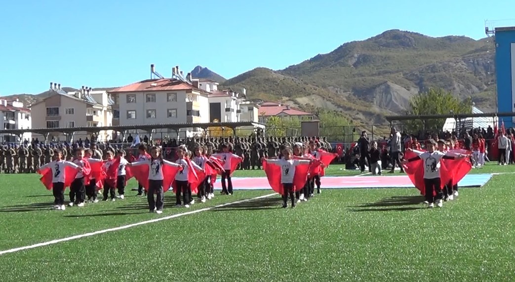 Tunceli’de cumhuriyet sevdalıları stadyumu doldurdu
