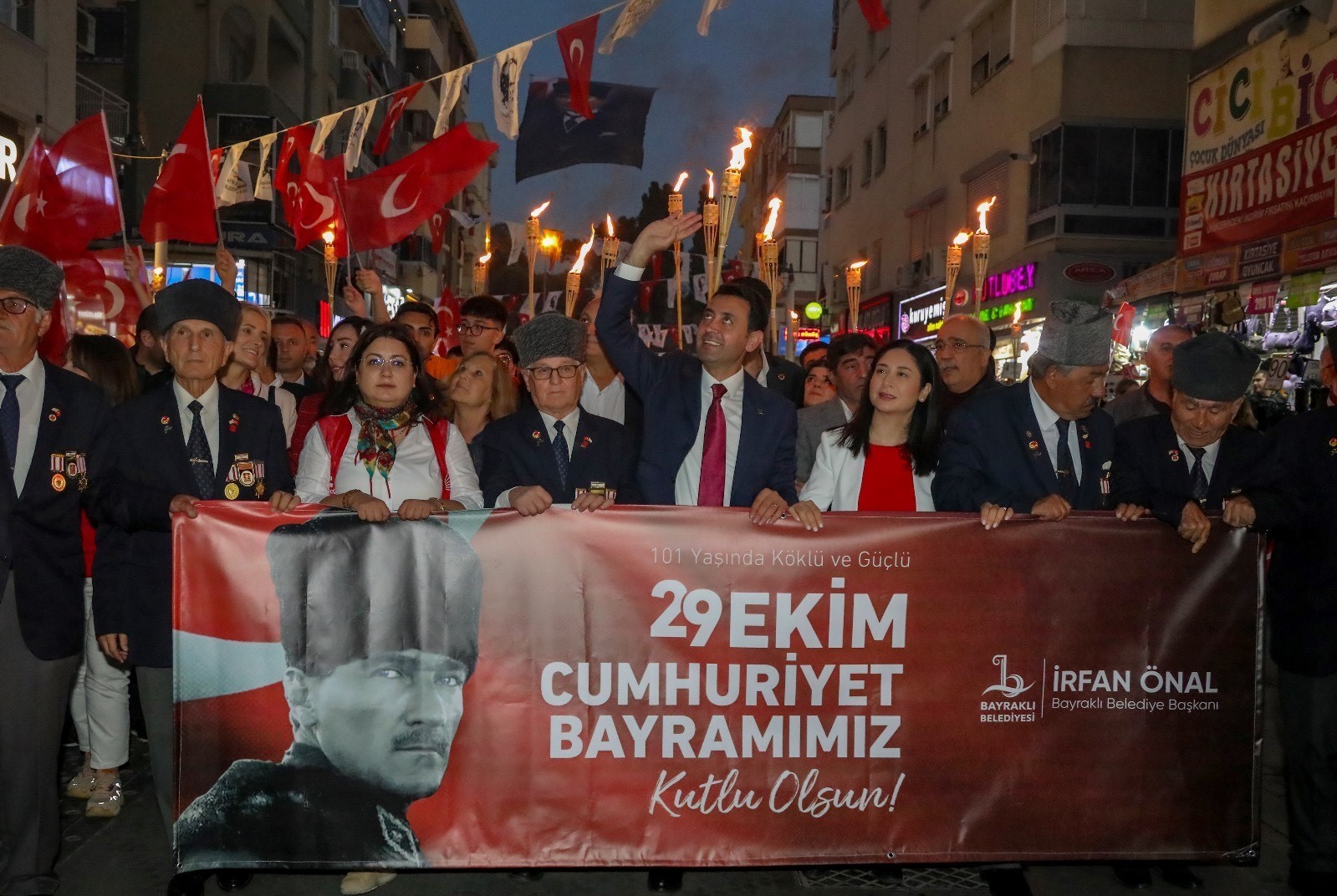 Bayraklı’da Cumhuriyetin 101’inci yılında büyük coşku
