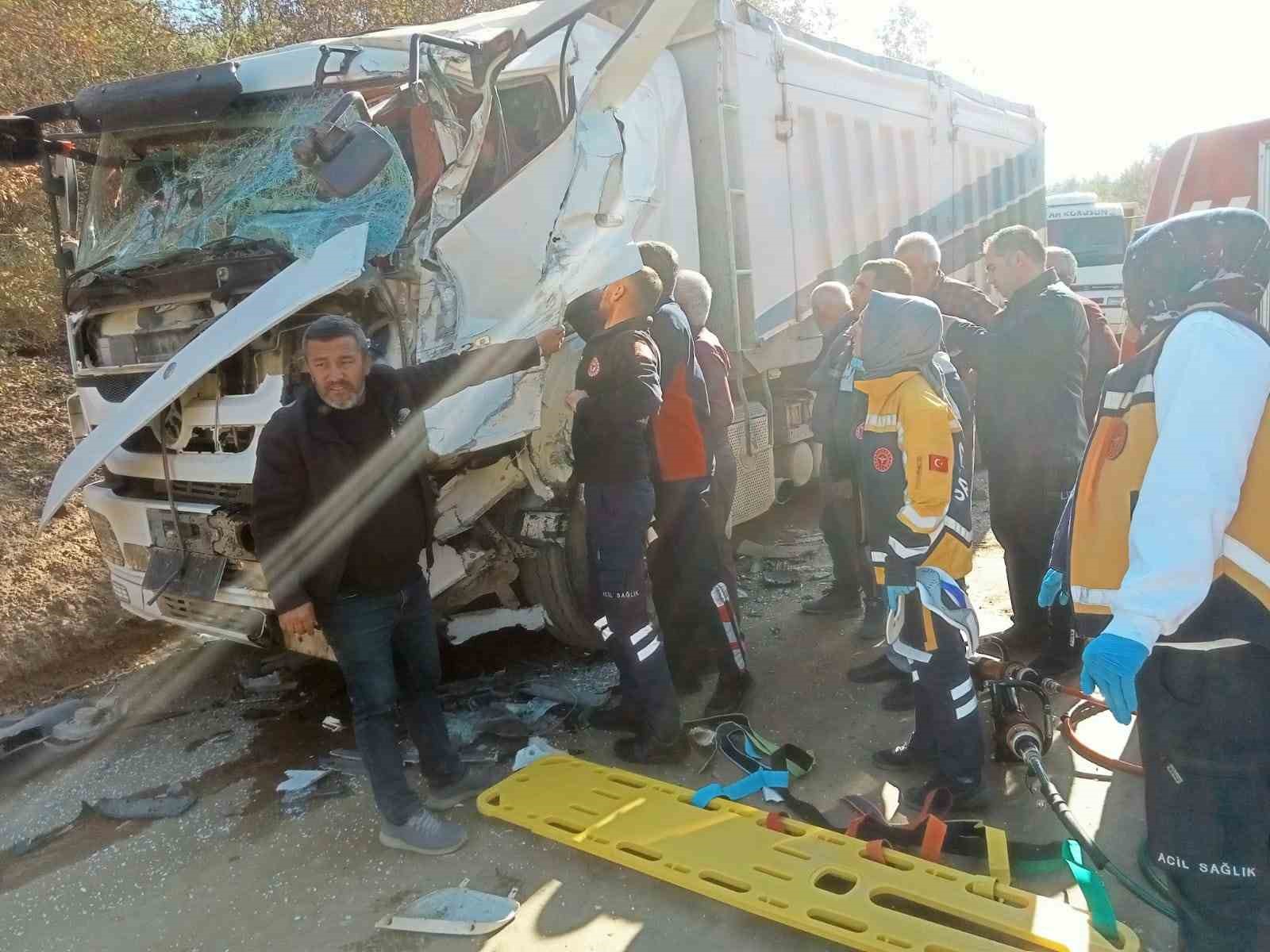 Toprak çeken iki kamyon kafa kafaya çarpıştı 2 yaralı
