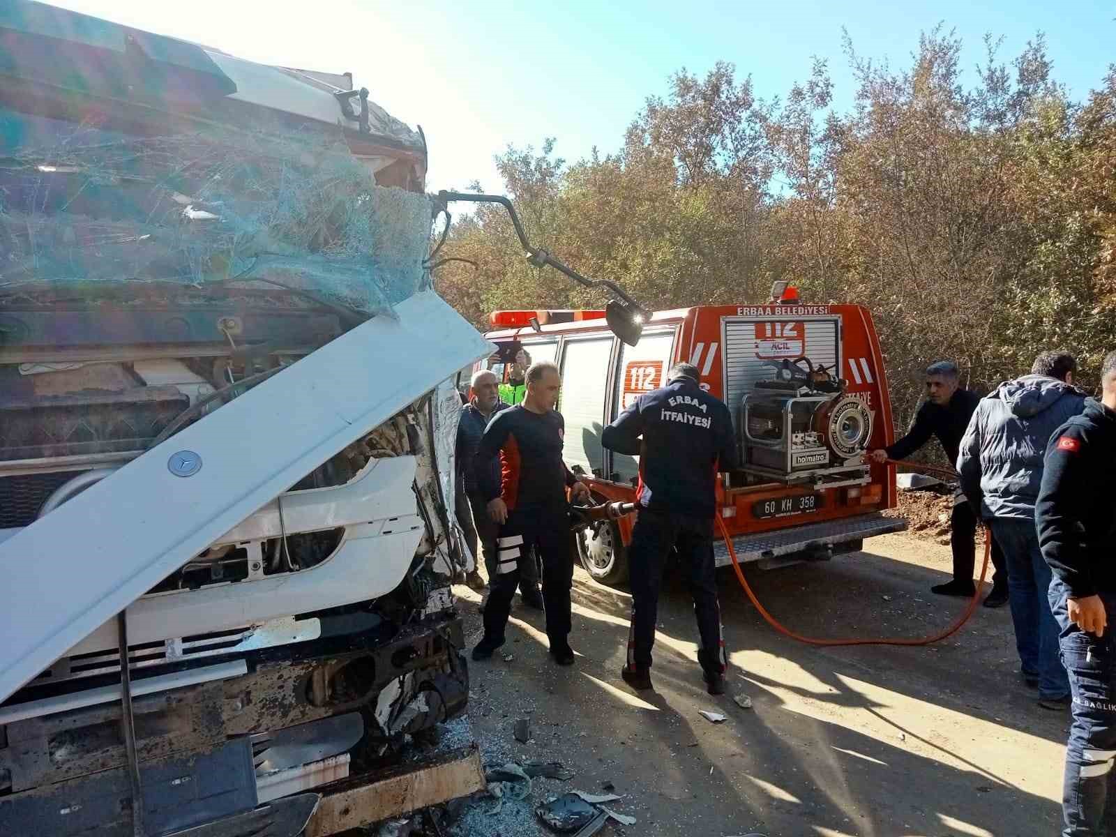 Toprak çeken iki kamyon kafa kafaya çarpıştı 2 yaralı
