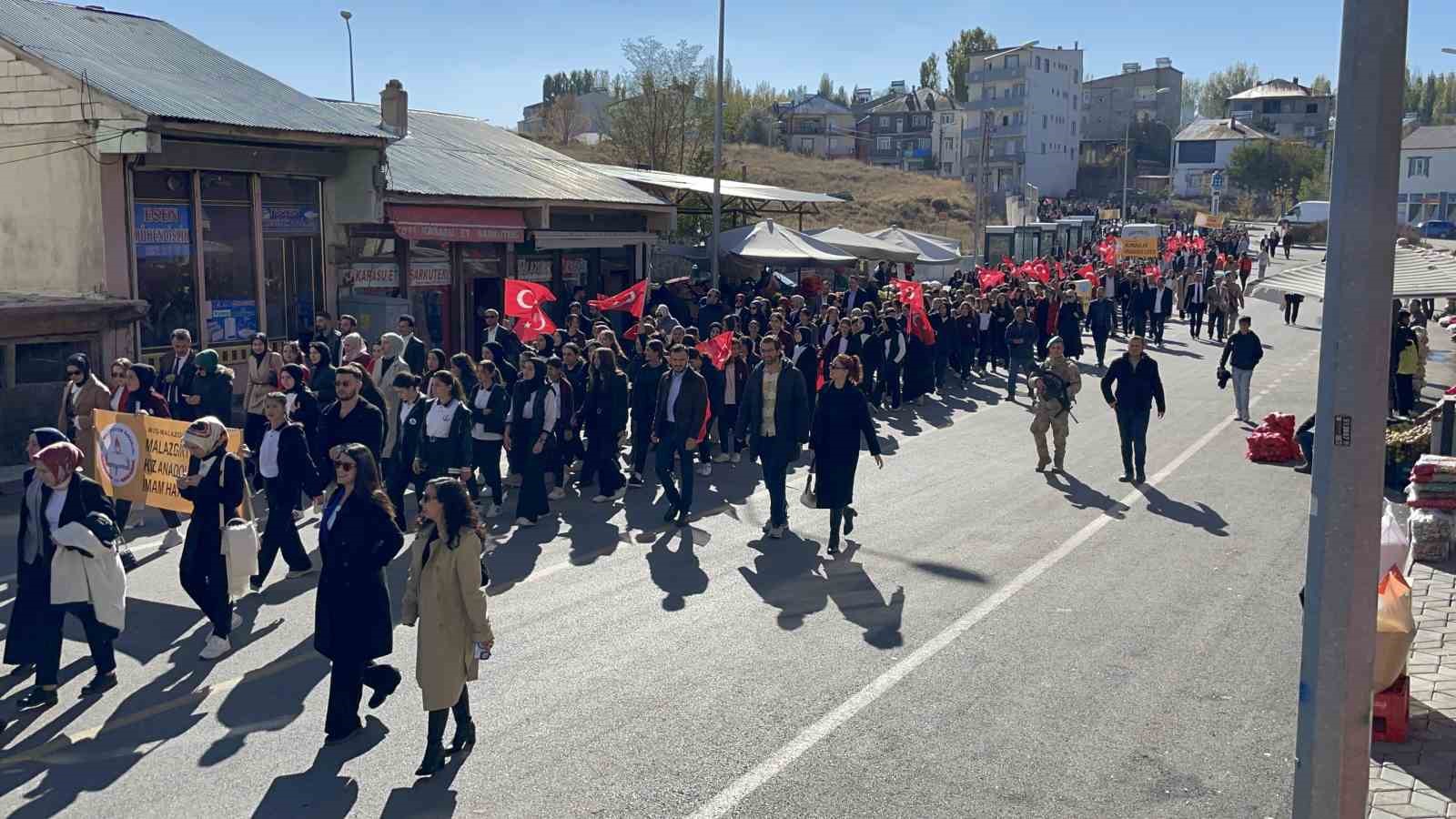 Malazgirt’te Cumhuriyet’in 101. yıldönümü kutlandı
