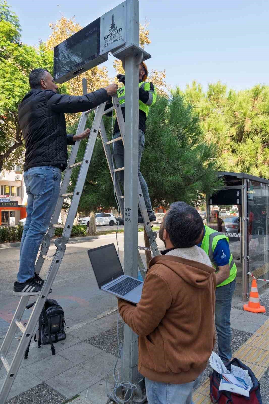 Akıllı duraklar, Büyükşehir’in kendi yazılımıyla devrede
