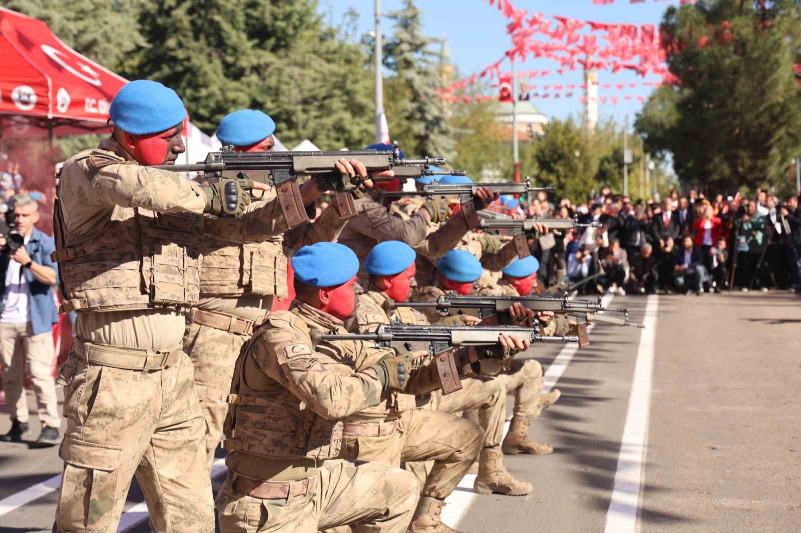 Diyarbakır, Batman ve Şırnak’ta Cumhuriyet’in 101’inci yılı halk oyunları ve komandoların gösterisiyle kutlandı
