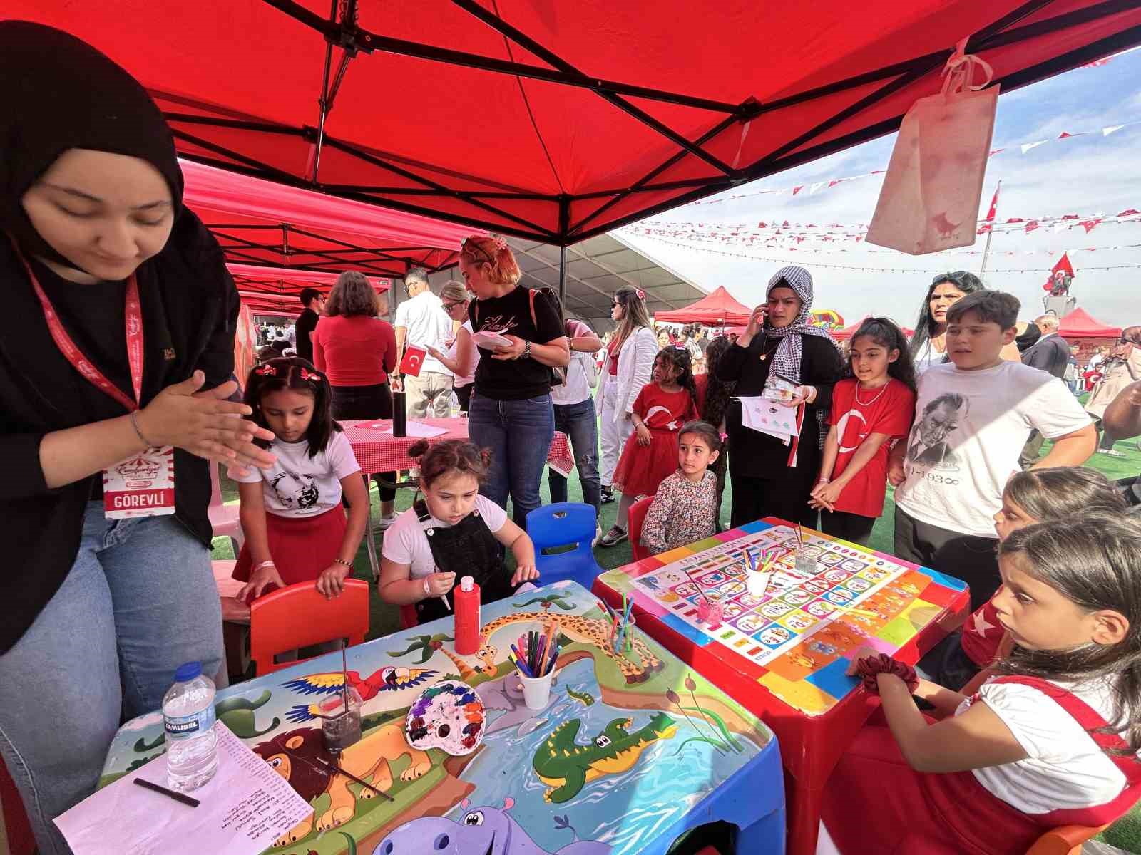 Depremzede çocuklar Cumhuriyet Panayırı’nda doyasıya eğlendi
