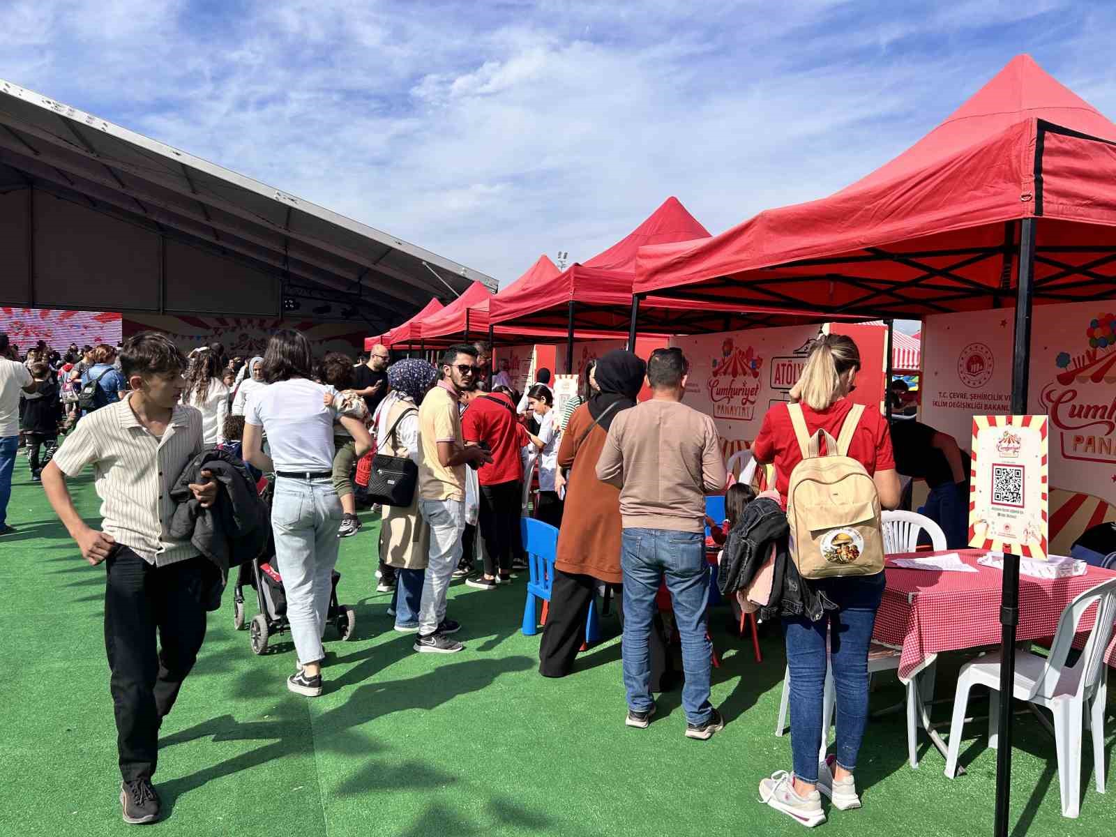 Depremzede çocuklar Cumhuriyet Panayırı’nda doyasıya eğlendi
