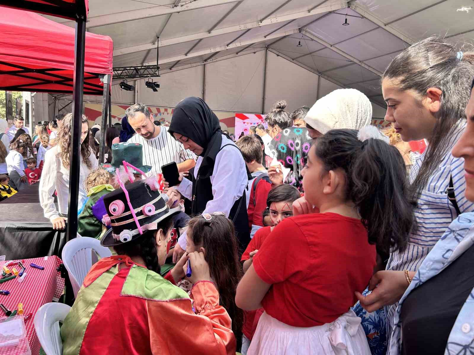 Depremzede çocuklar Cumhuriyet Panayırı’nda doyasıya eğlendi
