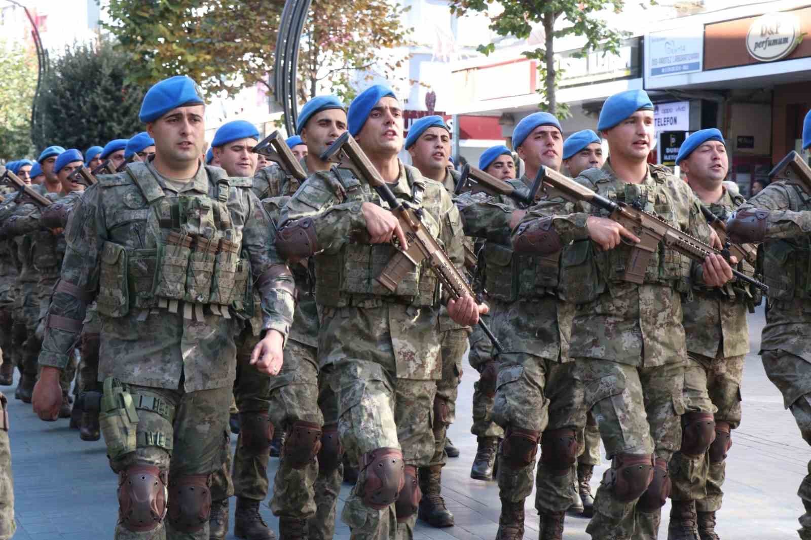 Komandolar marşlar ve ayak sesleriyle caddeyi inletti
