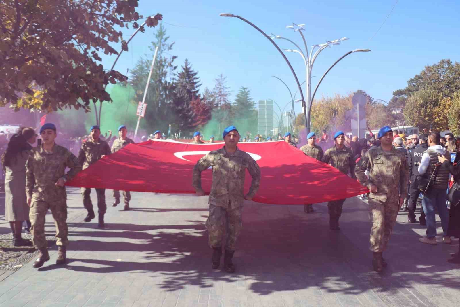 Komandolar marşlar ve ayak sesleriyle caddeyi inletti
