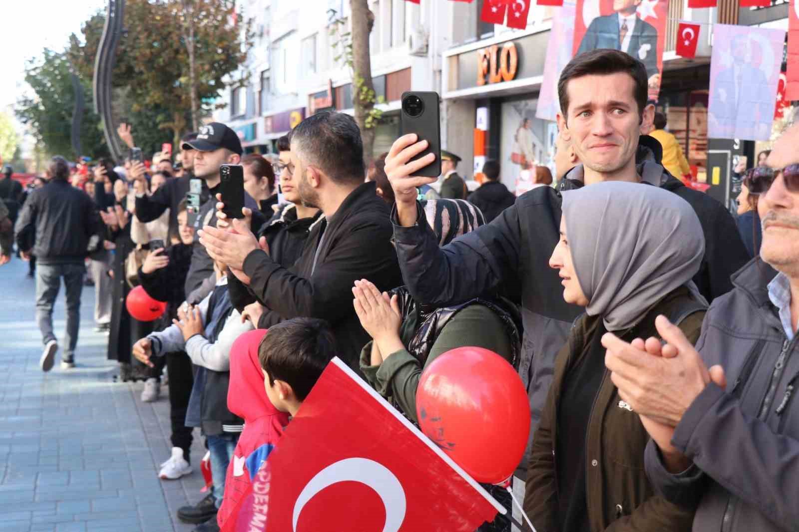 Komandolar marşlar ve ayak sesleriyle caddeyi inletti
