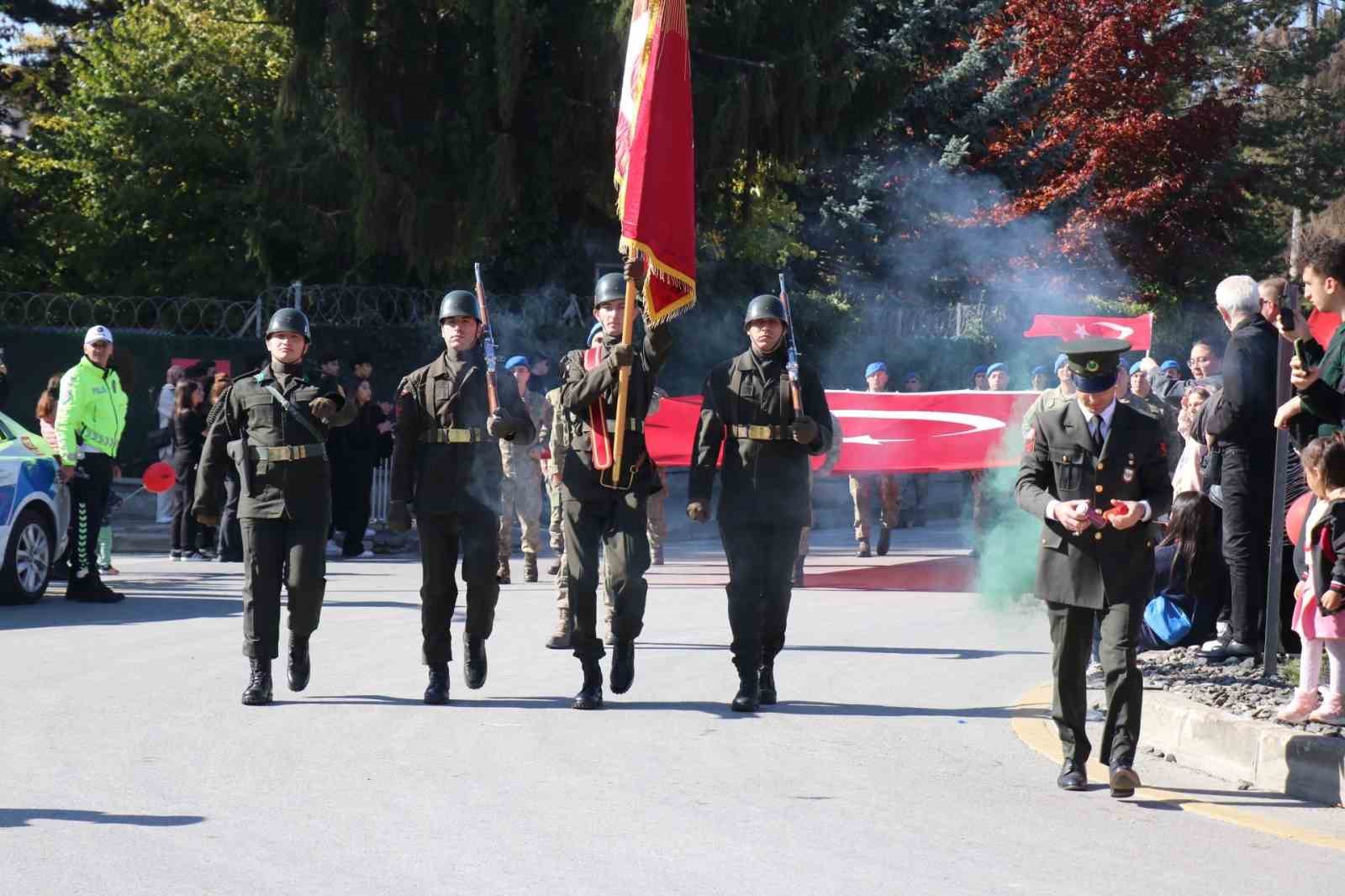 Komandolar marşlar ve ayak sesleriyle caddeyi inletti
