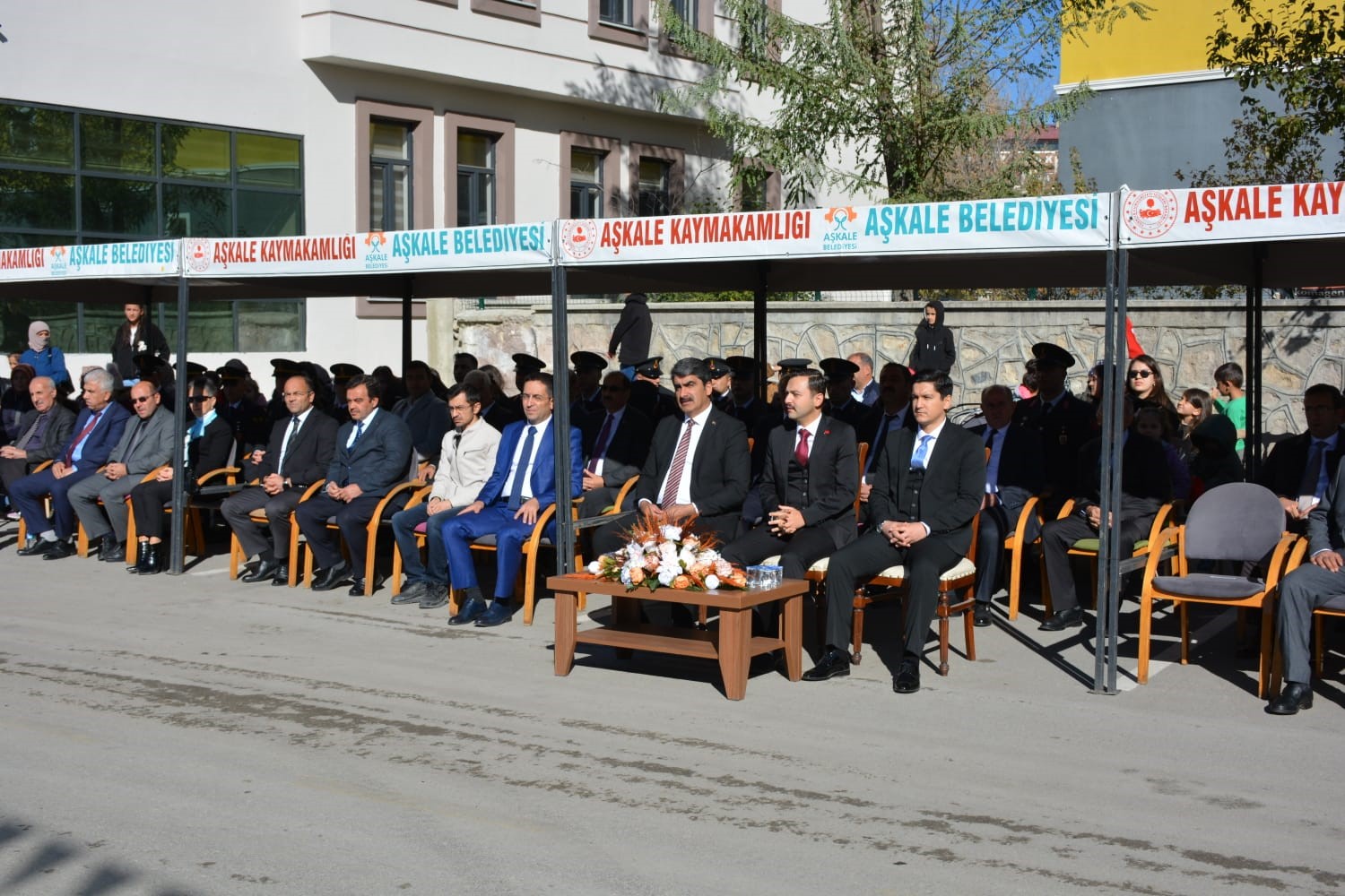 Minik seyirci halk oyunları ekibine eşlik ederek izleyenleri gülümsetti
