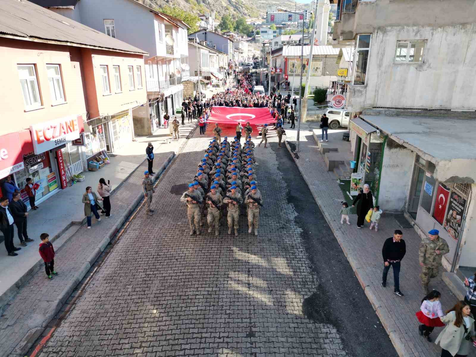 Beytüşşebap’ta dev Türk bayrağı eşliğinde Cumhuriyet’in 101’inci yılı kutlandı
