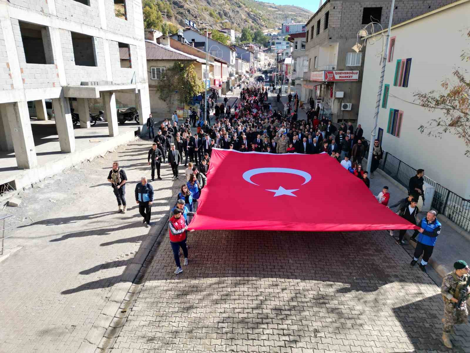 Beytüşşebap’ta dev Türk bayrağı eşliğinde Cumhuriyet’in 101’inci yılı kutlandı
