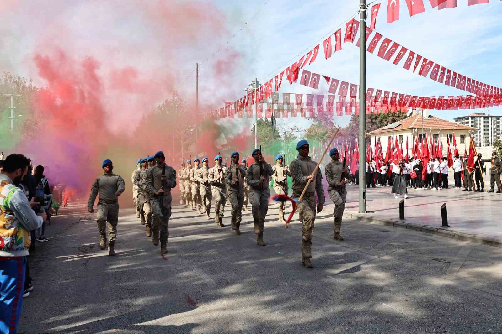 Cumhuriyet Bayramı kutlamalarında komandoların gösterisi nefes kesti
