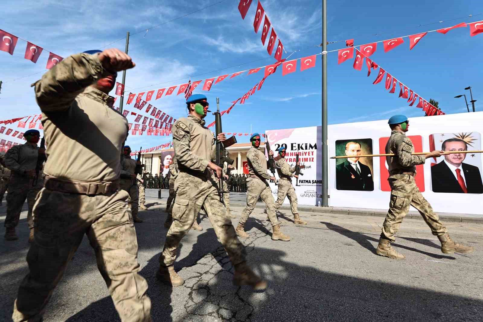 Cumhuriyet Bayramı kutlamalarında komandoların gösterisi nefes kesti
