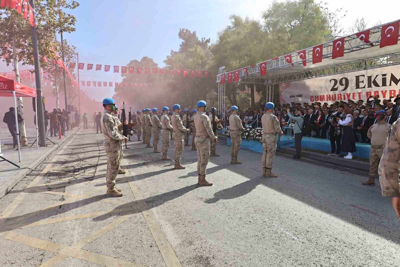 Cumhuriyet Bayramı kutlamalarında komandoların gösterisi nefes kesti
