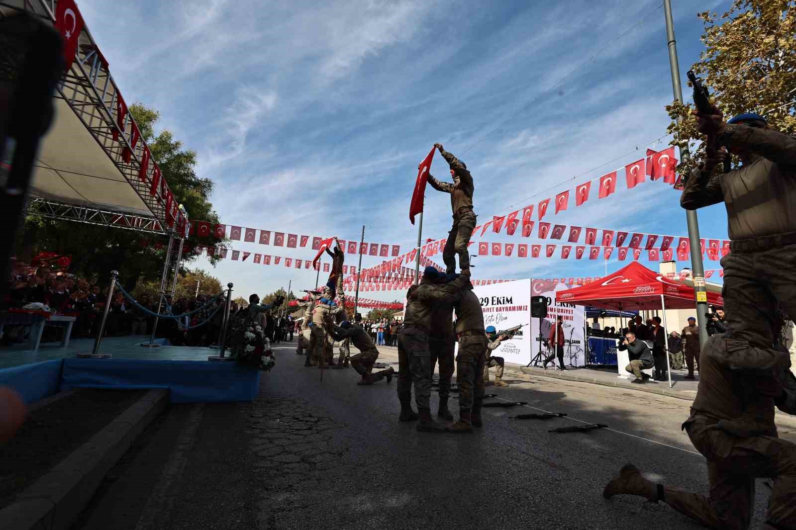 Cumhuriyet Bayramı kutlamalarında komandoların gösterisi nefes kesti
