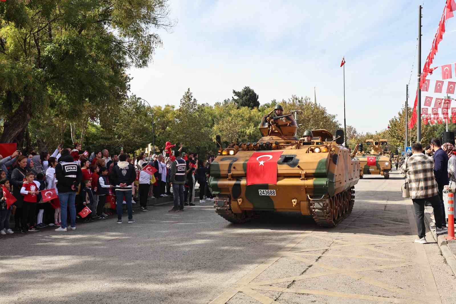 Cumhuriyet Bayramı kutlamalarında komandoların gösterisi nefes kesti
