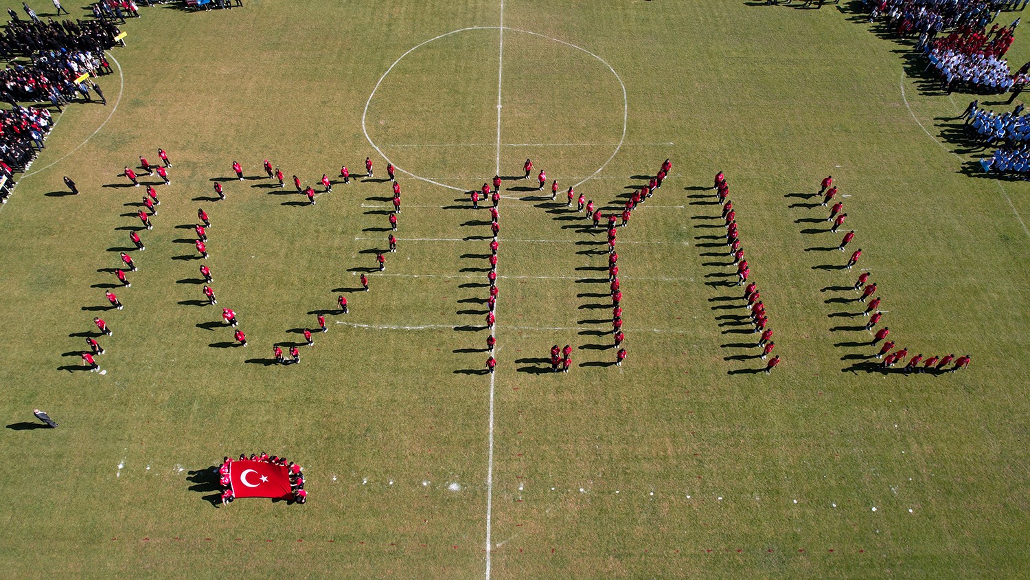 Kula, Salihli ve Turgutlu kırmızı beyaz renklere büründü
