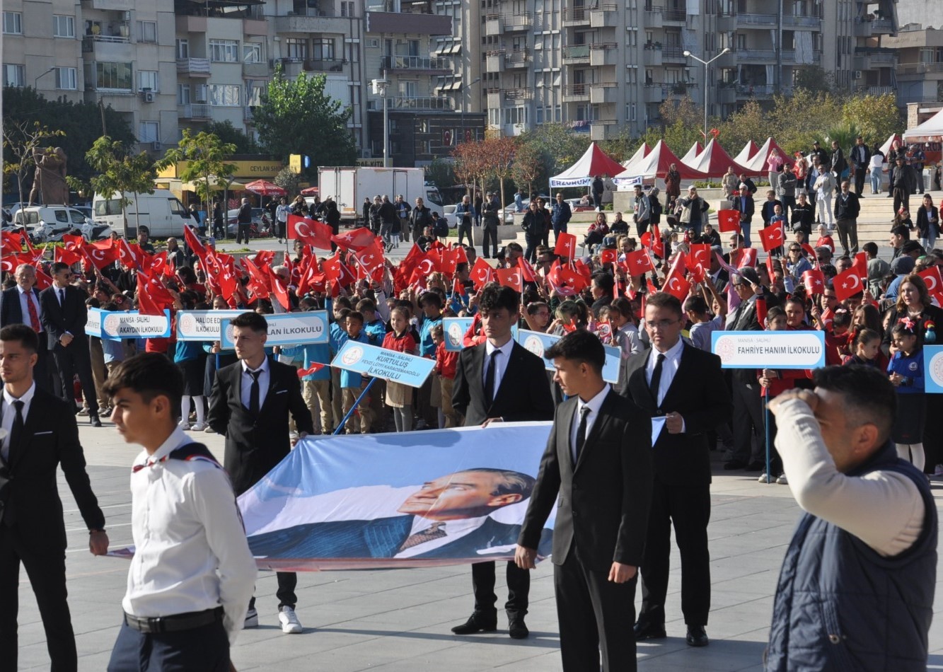 Kula, Salihli ve Turgutlu kırmızı beyaz renklere büründü
