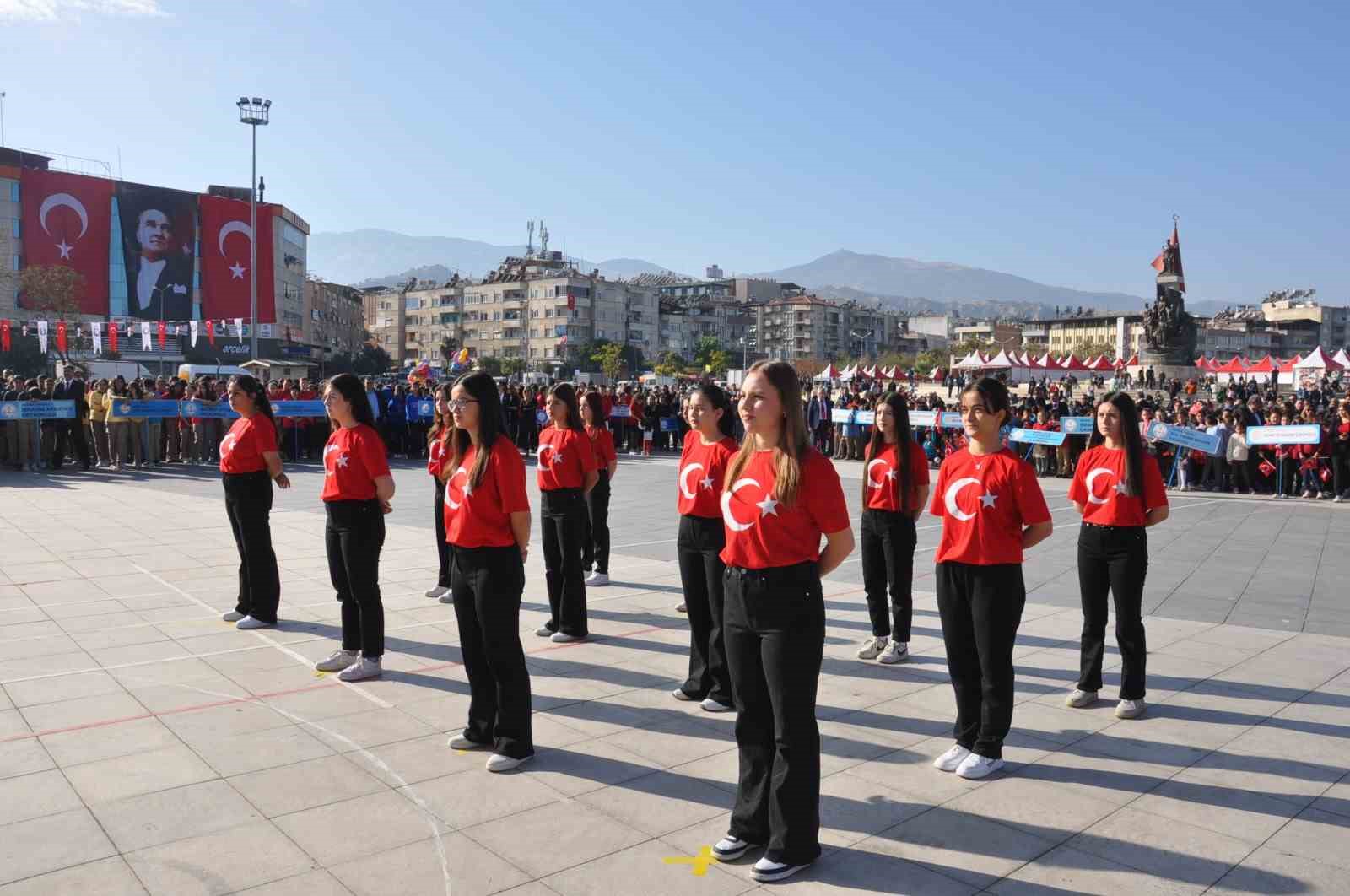 Kula, Salihli ve Turgutlu kırmızı beyaz renklere büründü
