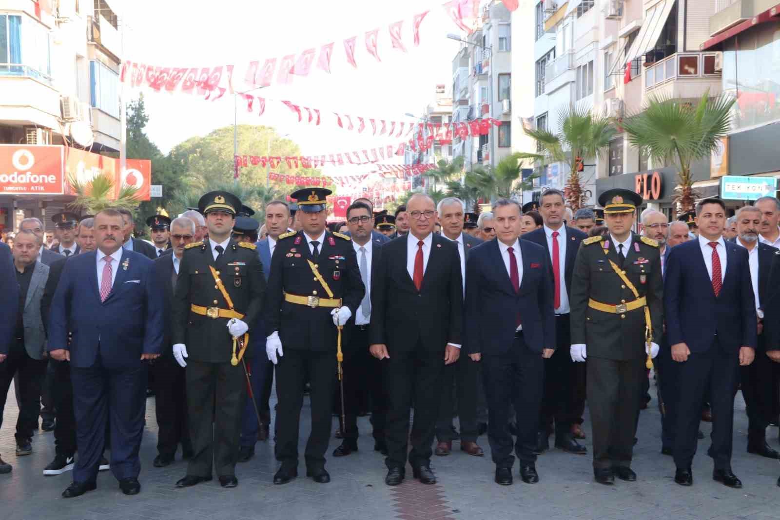 Kula, Salihli ve Turgutlu kırmızı beyaz renklere büründü
