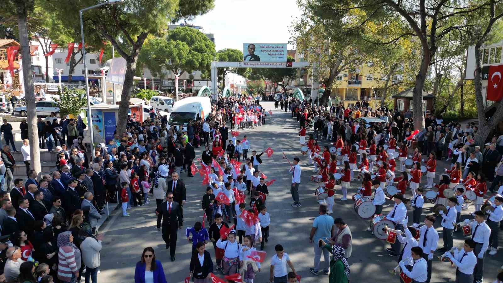 Kuyucak’ta Cumhuriyet coşkusu meydanlara sığmadı
