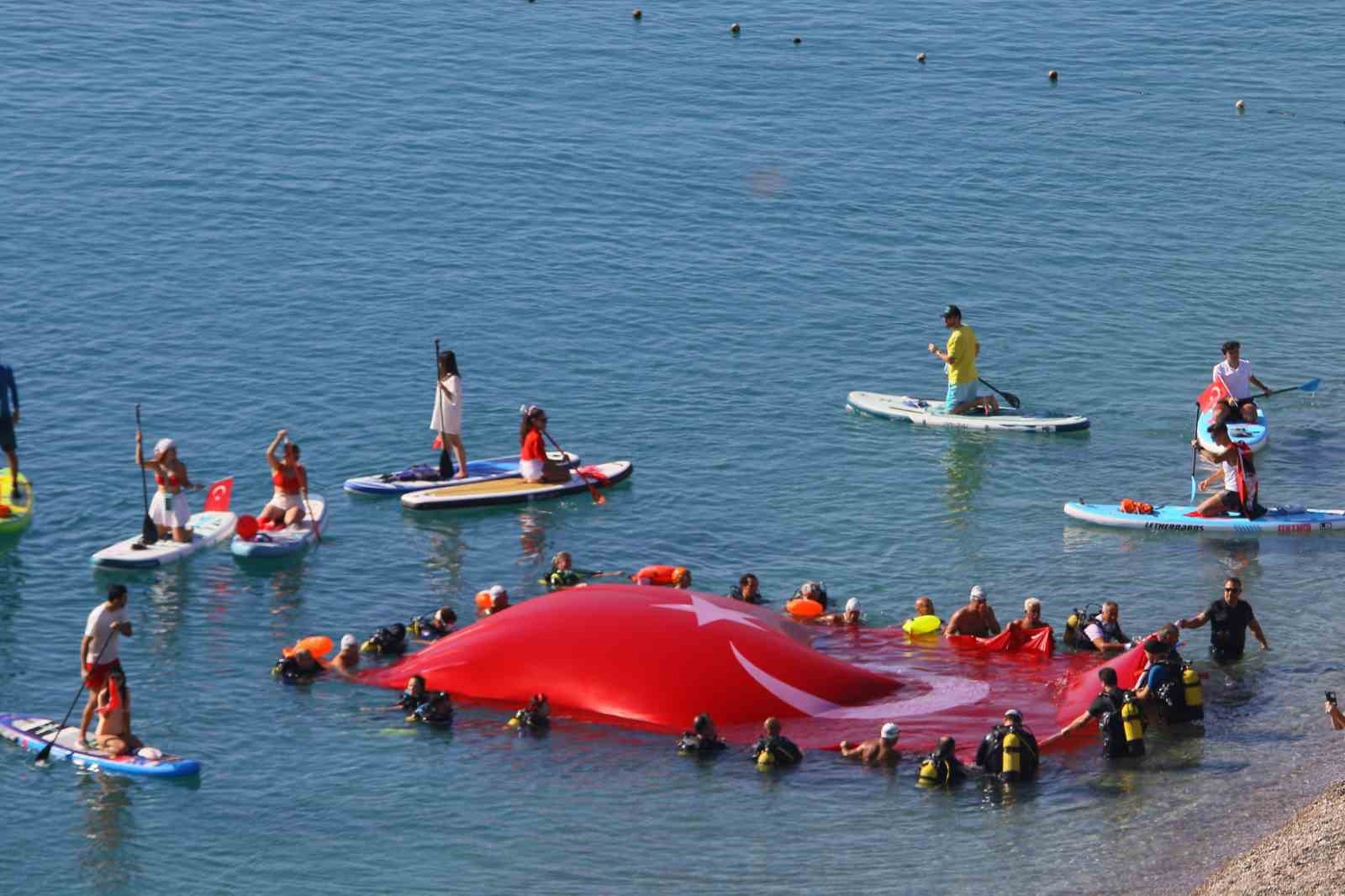 Antalya’da dalgıçlar denizde dev Türk bayrağı açtı
