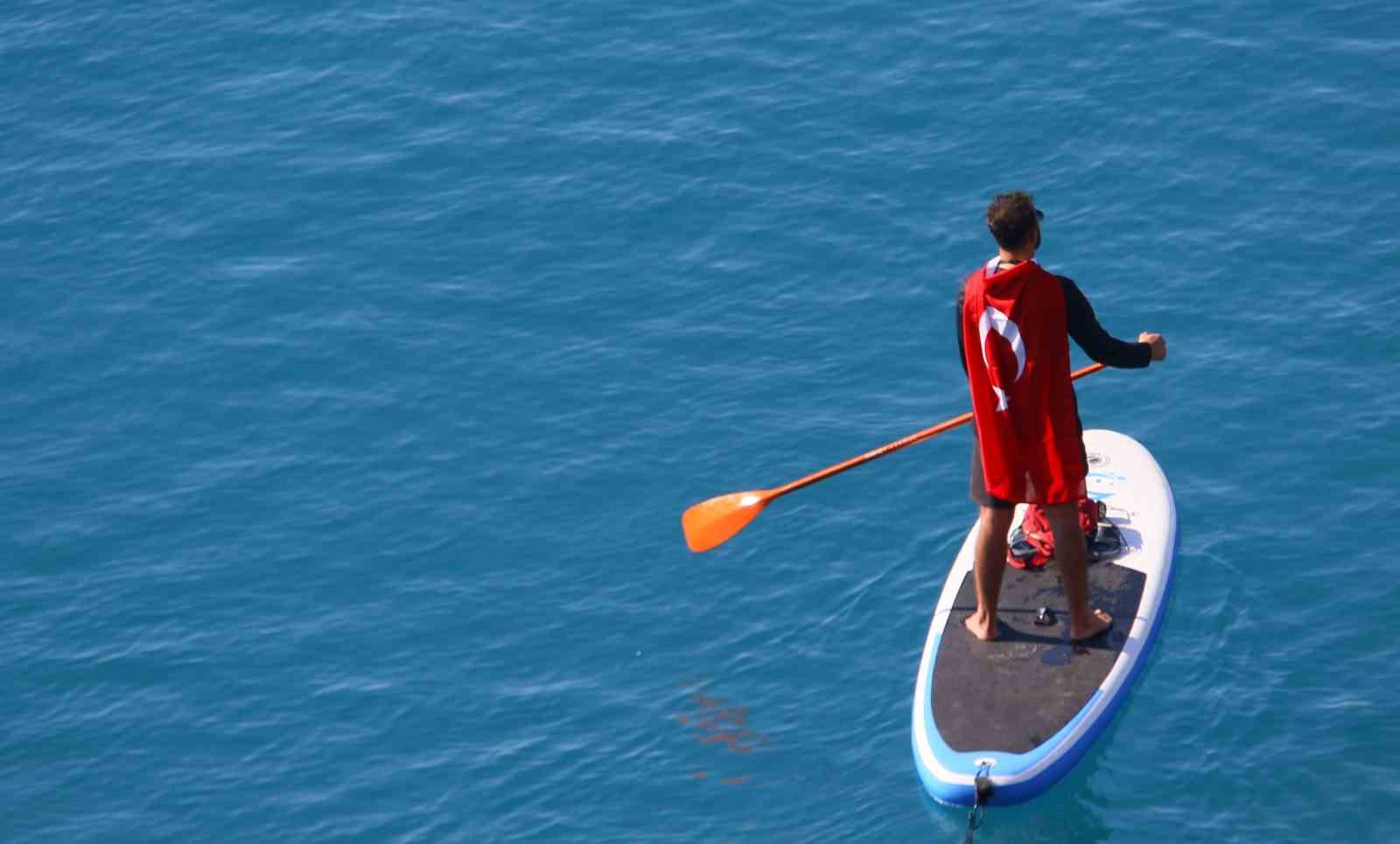 Antalya’da dalgıçlar denizde dev Türk bayrağı açtı
