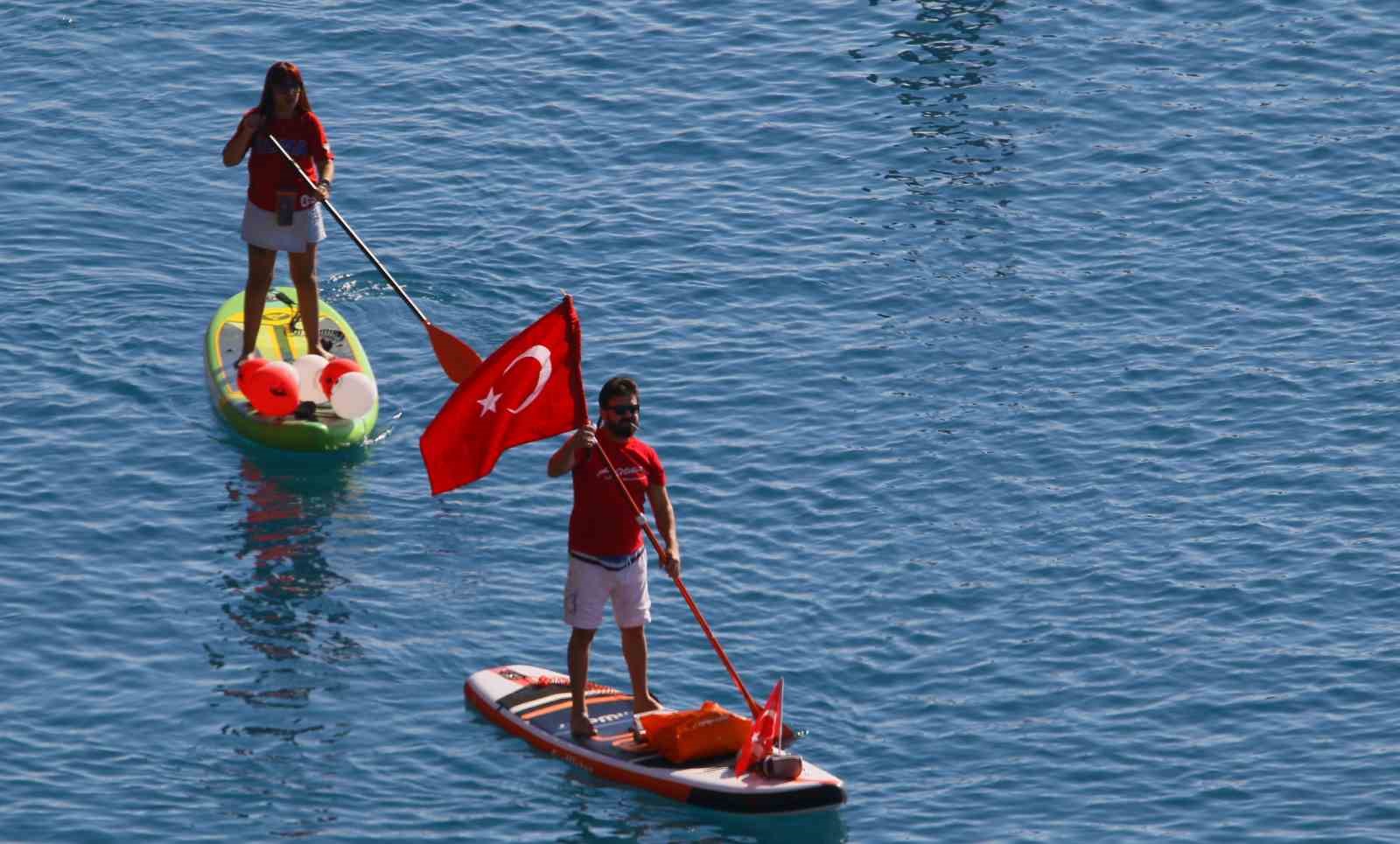 Antalya’da dalgıçlar denizde dev Türk bayrağı açtı
