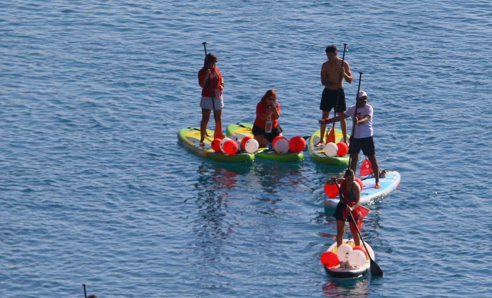 Antalya’da dalgıçlar denizde dev Türk bayrağı açtı
