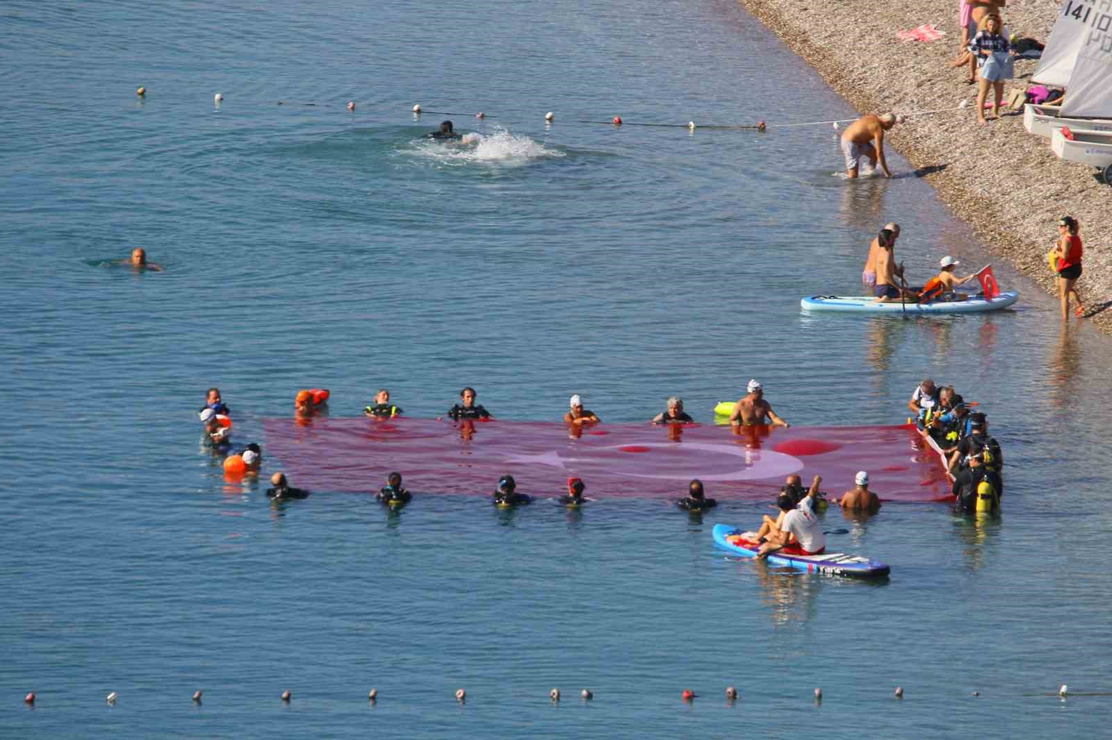 Antalya’da dalgıçlar denizde dev Türk bayrağı açtı
