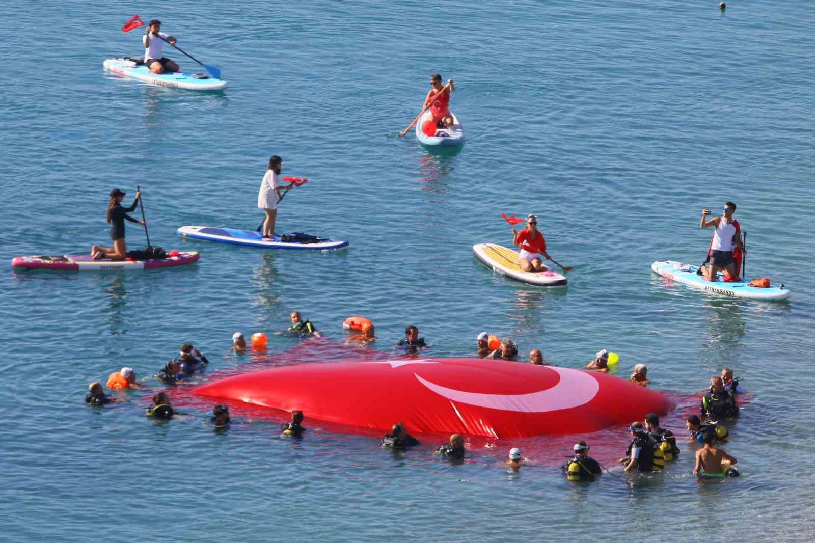 Antalya’da dalgıçlar denizde dev Türk bayrağı açtı
