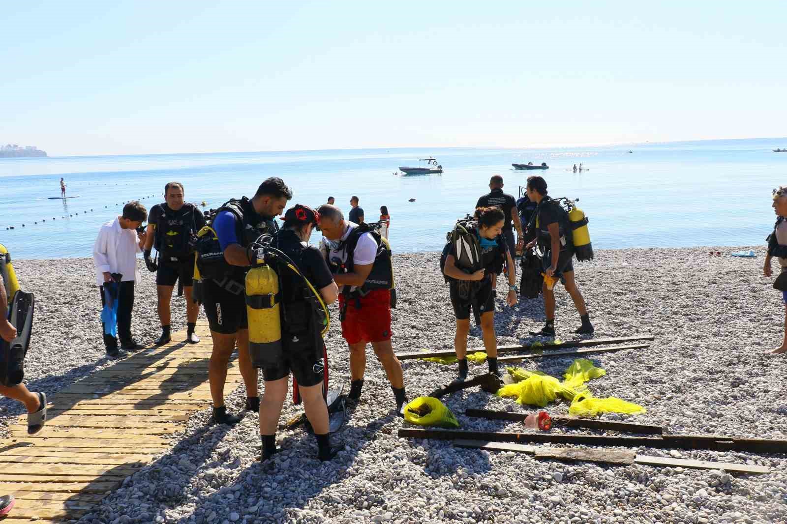 Antalya’da dalgıçlar denizde dev Türk bayrağı açtı
