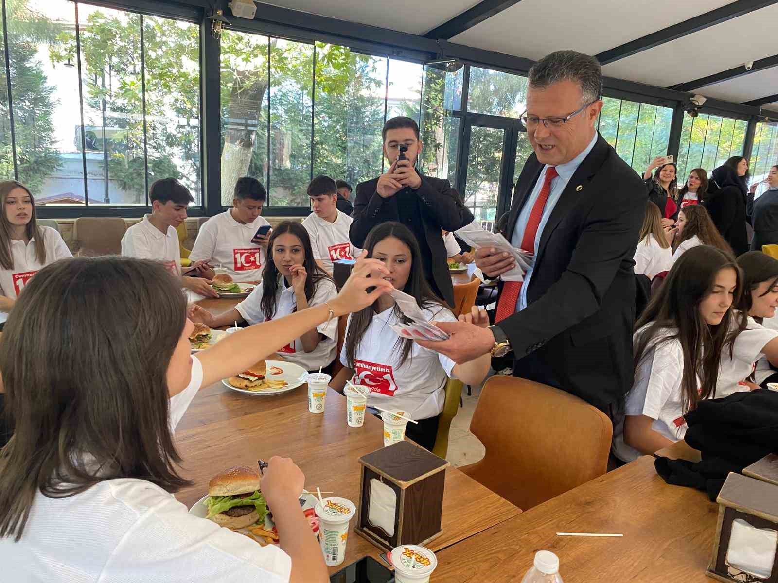 Alaşehir Belediyesinden 101 öğrenciye yemek ikramı
