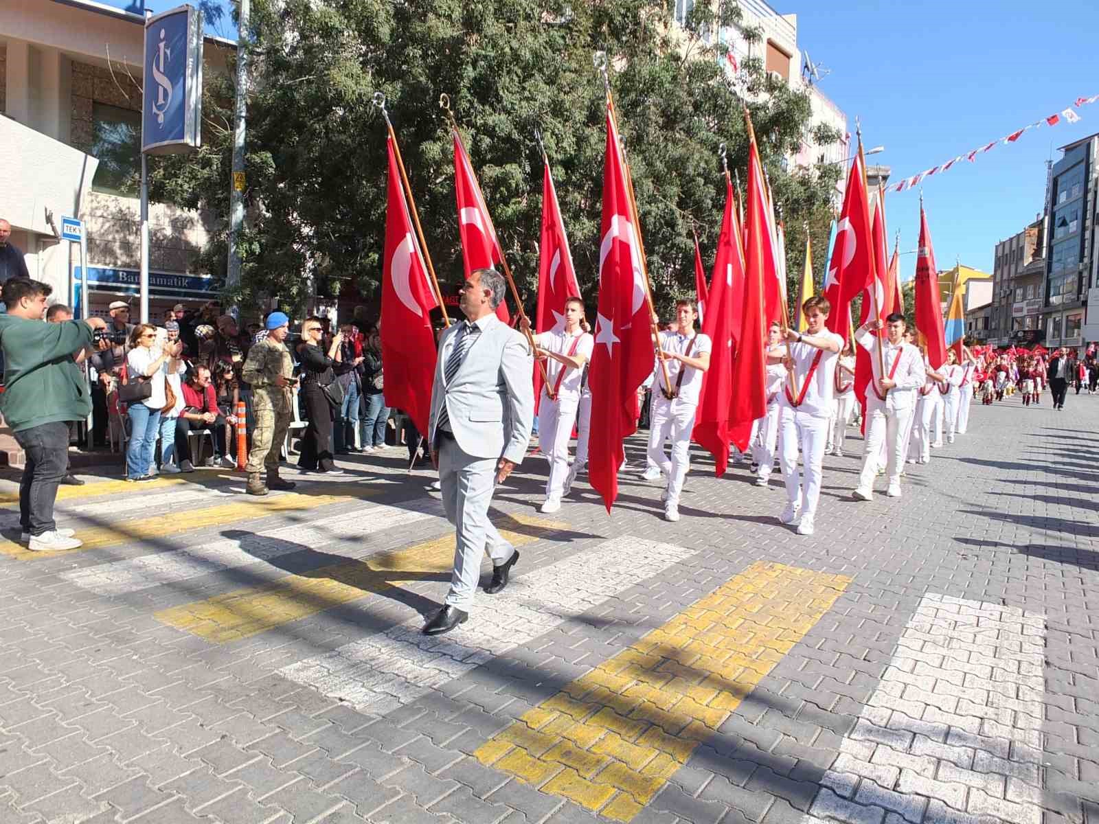 Cumhuriyetin 101.yılı Burhaniye’ de törenlerle kutlandı
