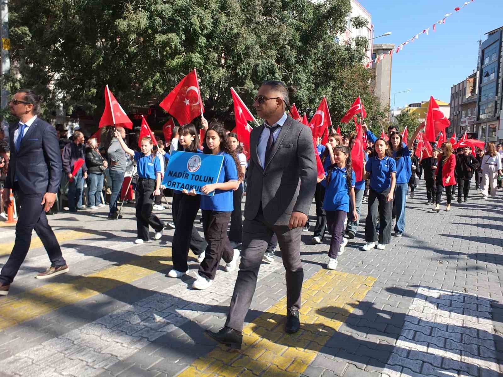 Cumhuriyetin 101.yılı Burhaniye’ de törenlerle kutlandı
