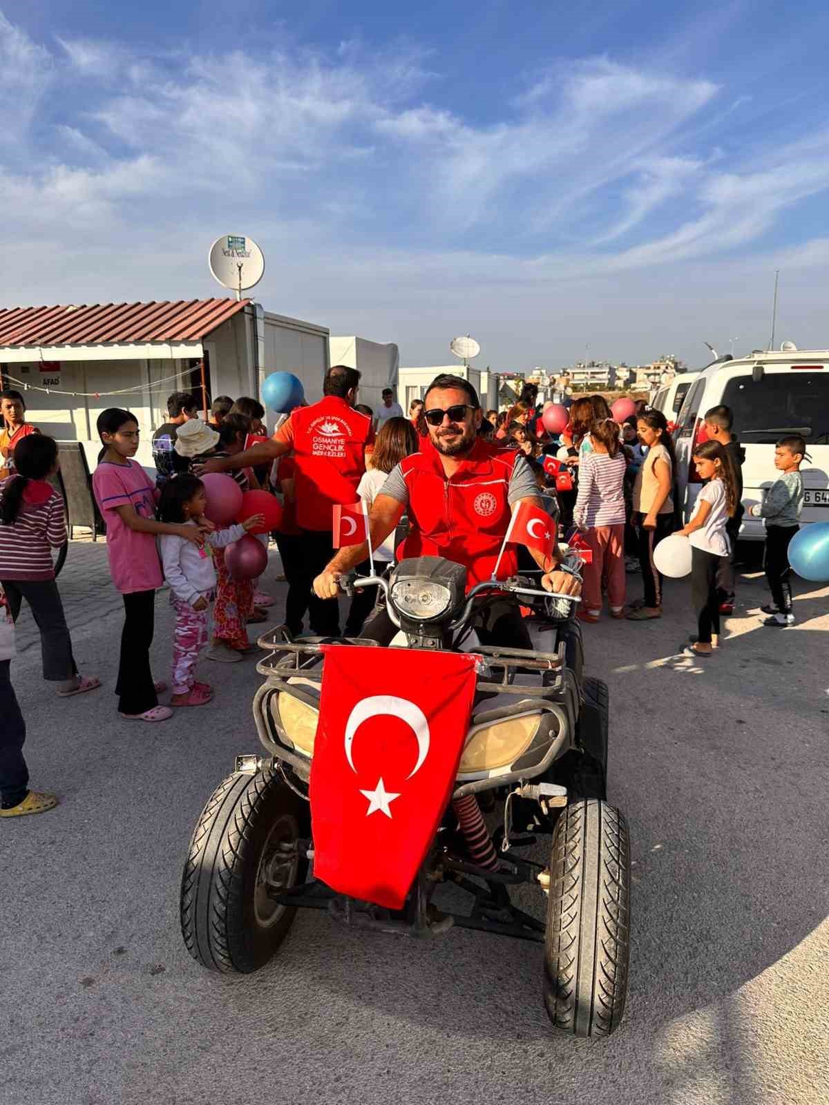 Osmaniye’de çocuklar ’Cumhuriyet Treni’ ile konteyner kentte tur attı
