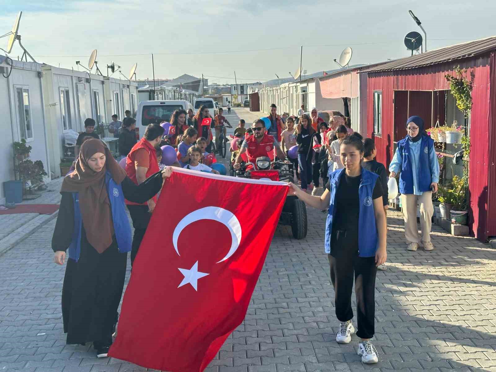 Osmaniye’de çocuklar ’Cumhuriyet Treni’ ile konteyner kentte tur attı
