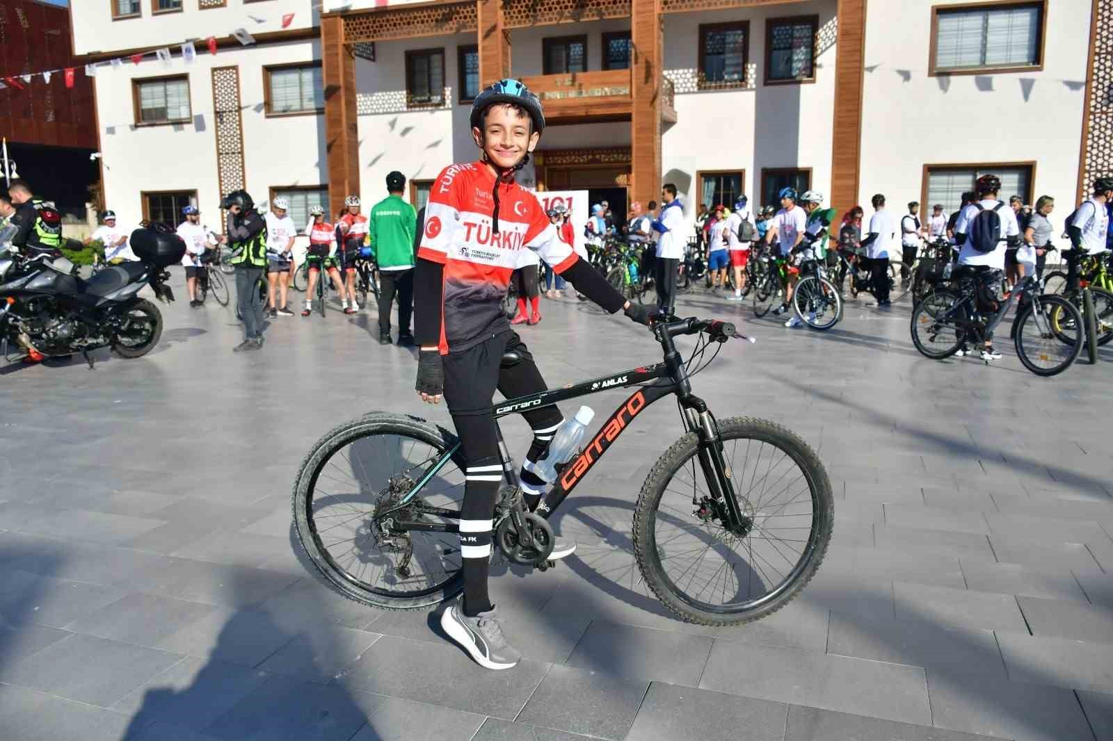 Yunusemre’de cumhuriyet için 101 kilometre pedal çevirdiler
