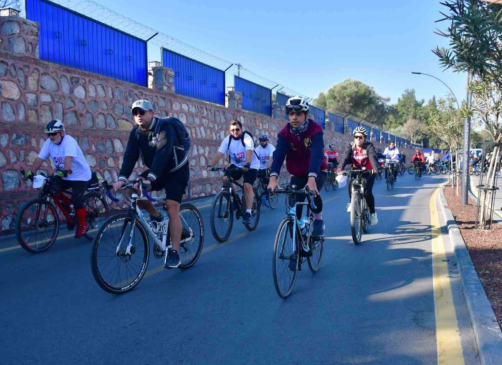 Yunusemre’de cumhuriyet için 101 kilometre pedal çevirdiler
