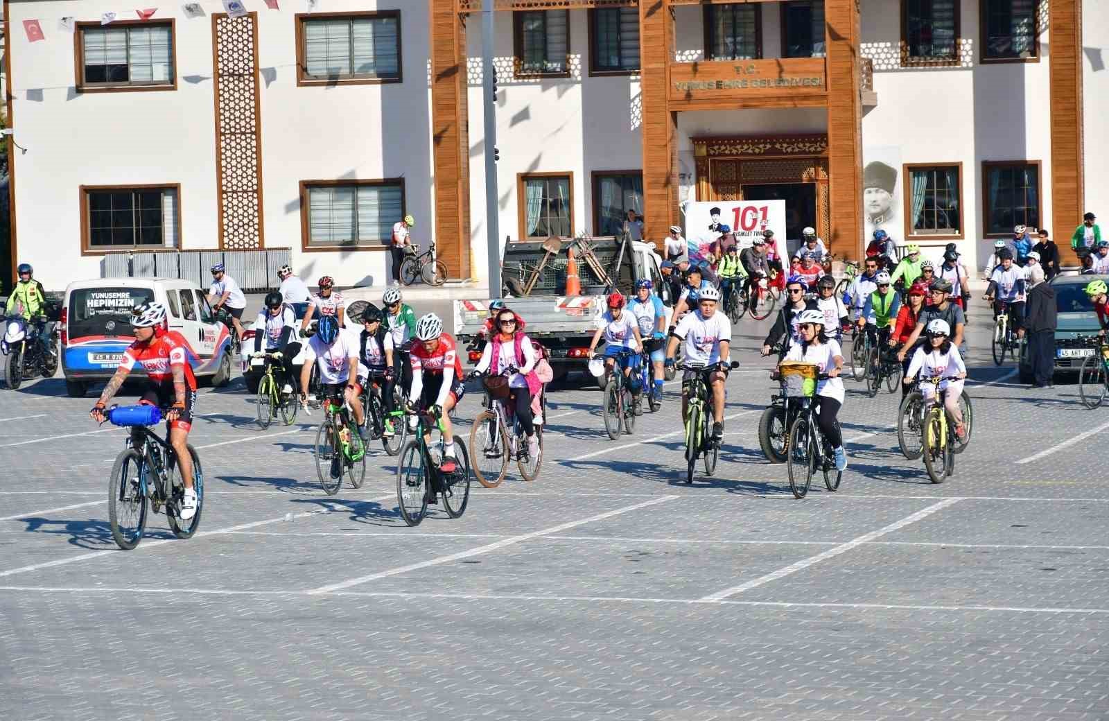 Yunusemre’de cumhuriyet için 101 kilometre pedal çevirdiler
