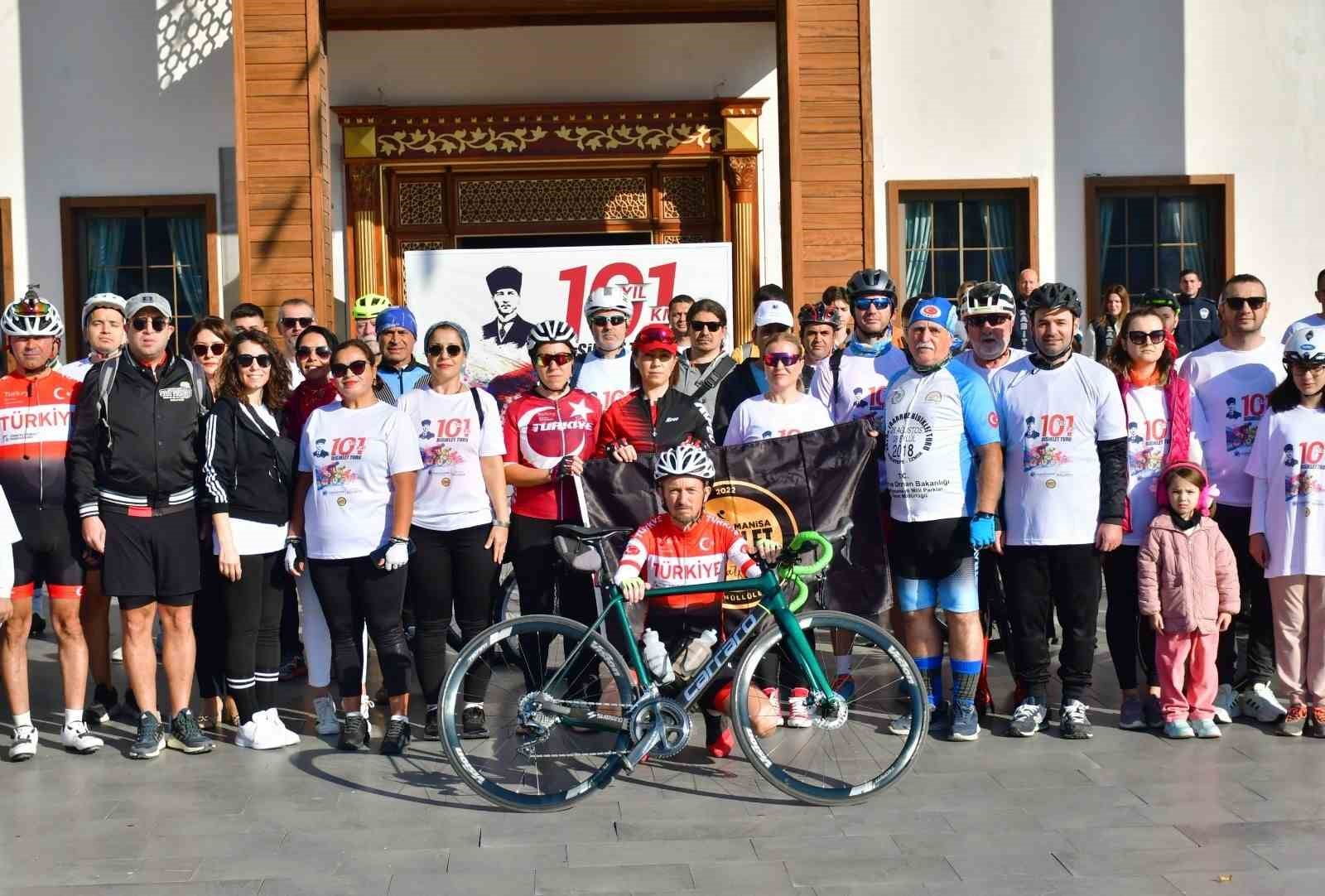 Yunusemre’de cumhuriyet için 101 kilometre pedal çevirdiler
