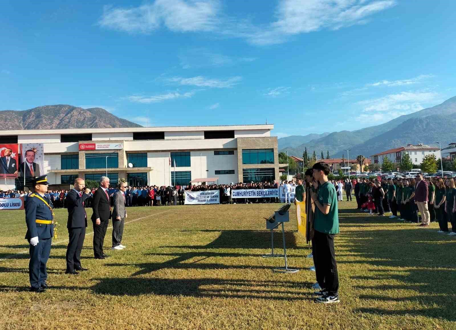 Köyceğiz Fen Lisesi cumhuriyet kutlamalarına ikincilik aldıkları roketle katıldı
