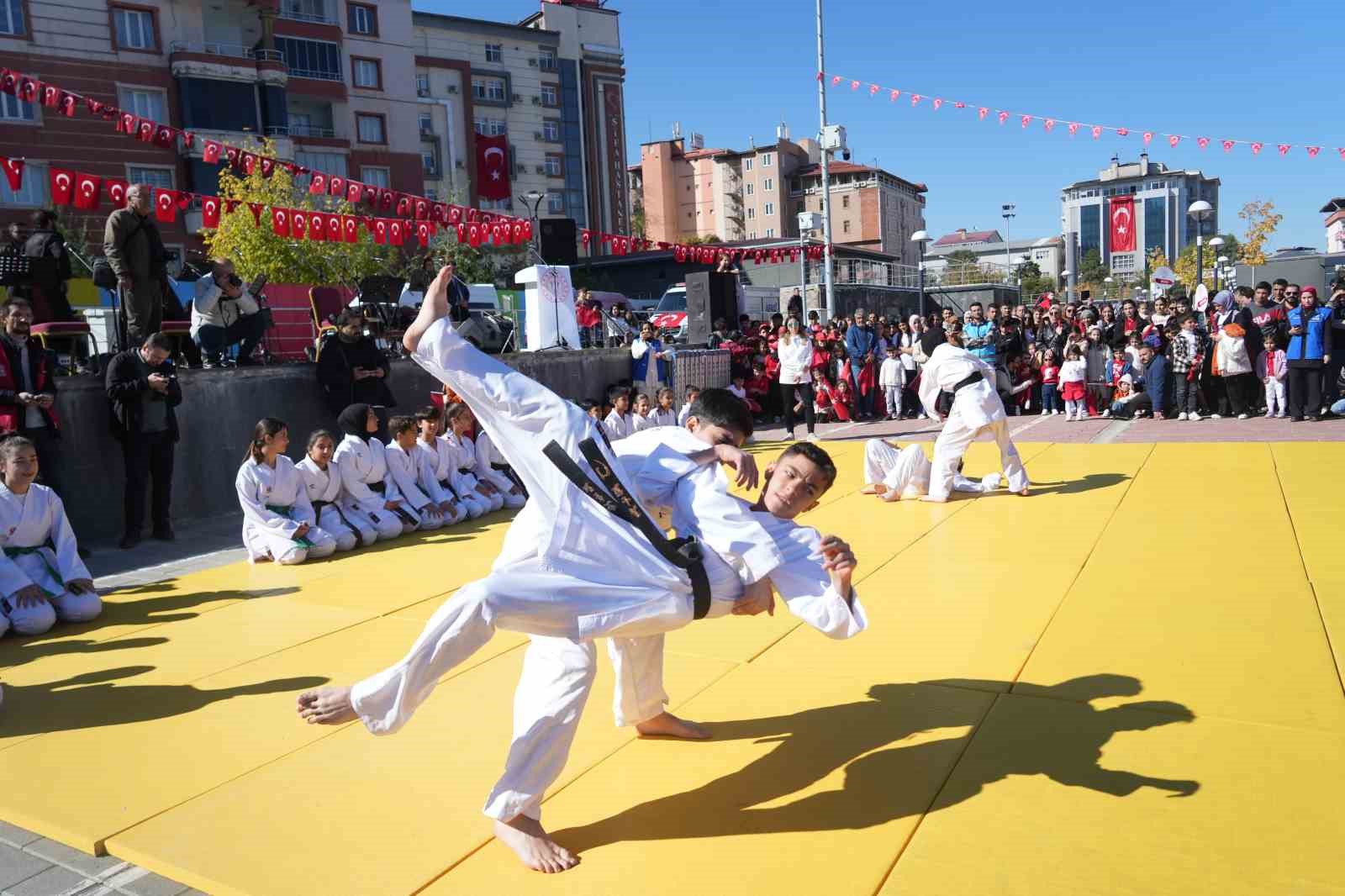 Muş’ta Cumhuriyetin 101. yıl coşkusu
